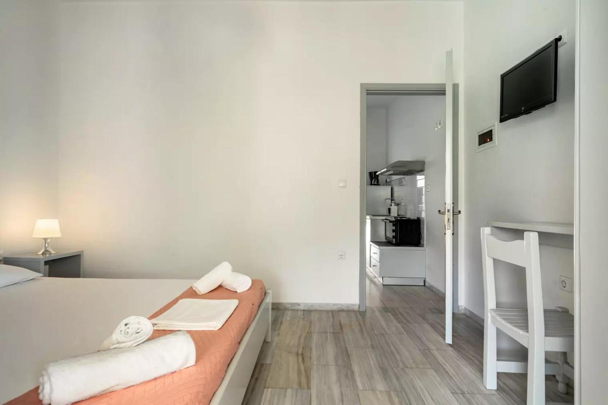 Labros Apartment *